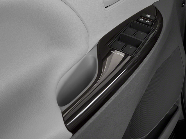 2014 Toyota Sienna SE 8 Passenger