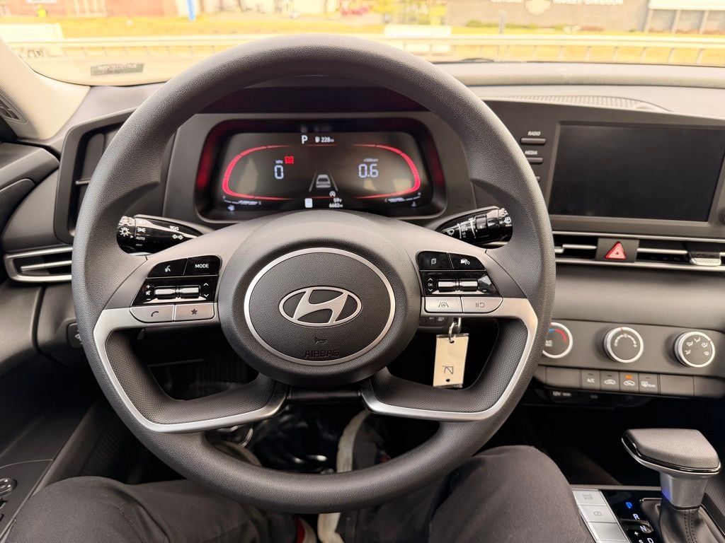 2025 Hyundai ELANTRA SE