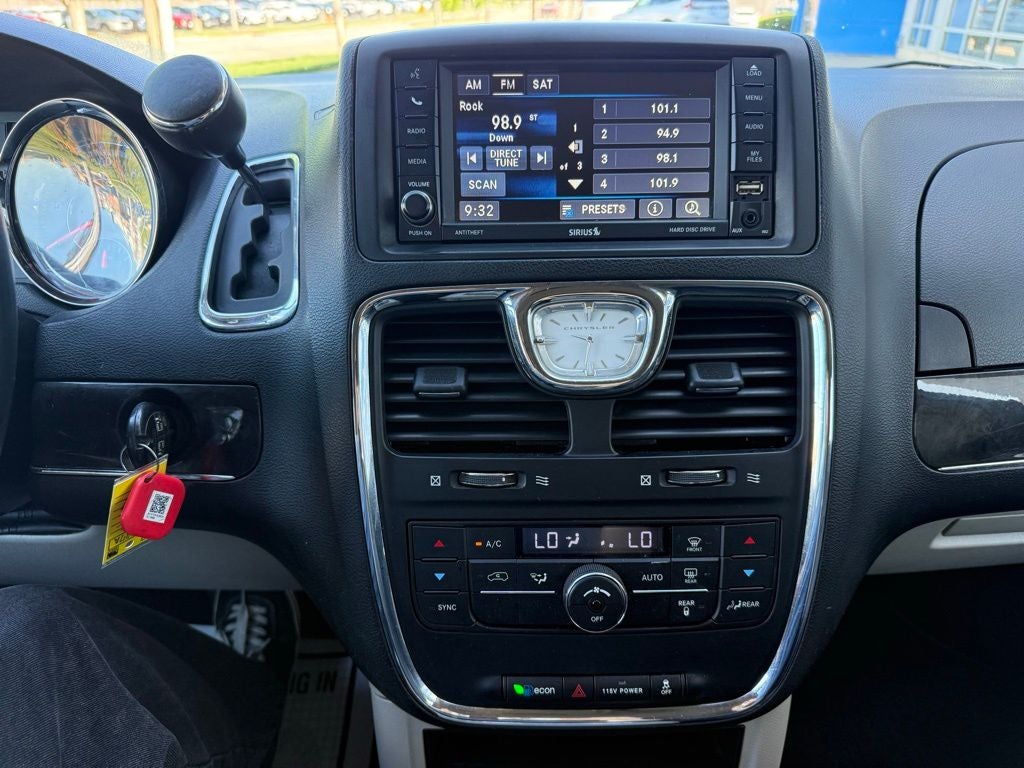 2016 Chrysler Town & Country Touring