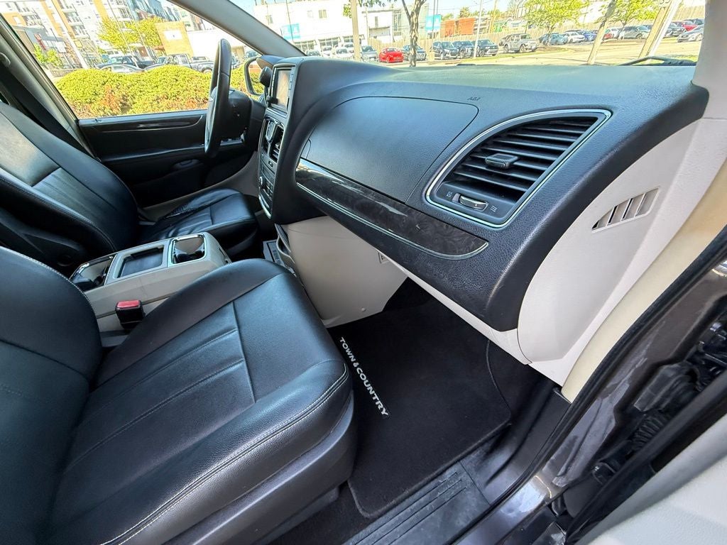2016 Chrysler Town & Country Touring