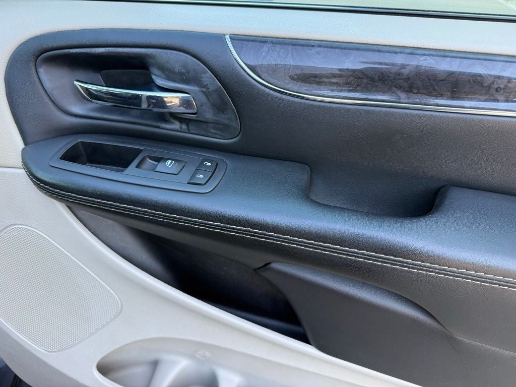 2016 Chrysler Town & Country Touring