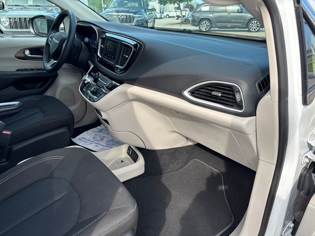 2024 Chrysler Voyager LX