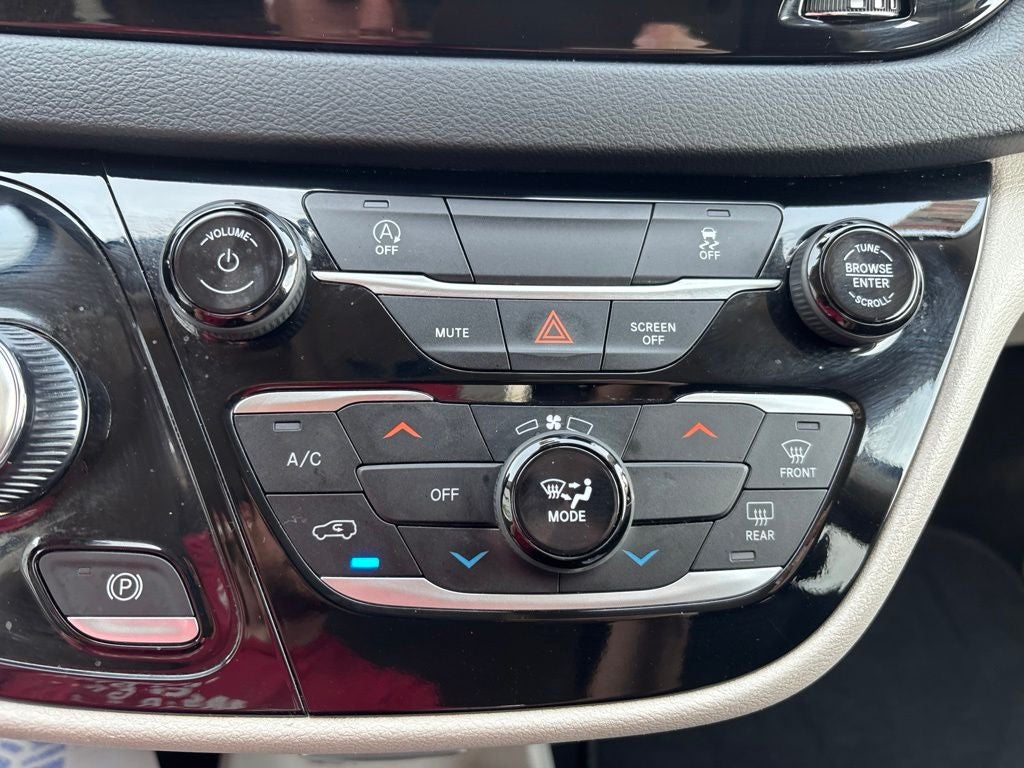 2023 Chrysler Voyager LX