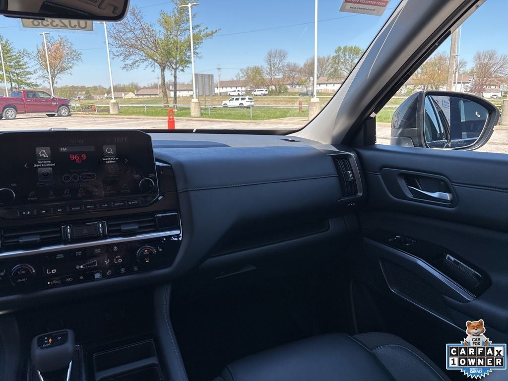 2025 Nissan Pathfinder SL