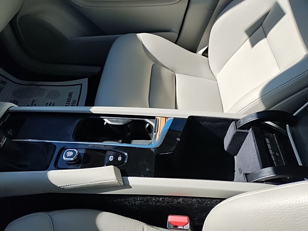 2022 Volvo XC90 T6 Momentum