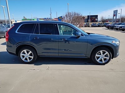 2022 Volvo XC90 T6 Momentum