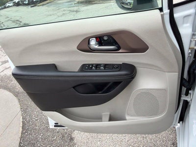 2022 Chrysler Voyager LX
