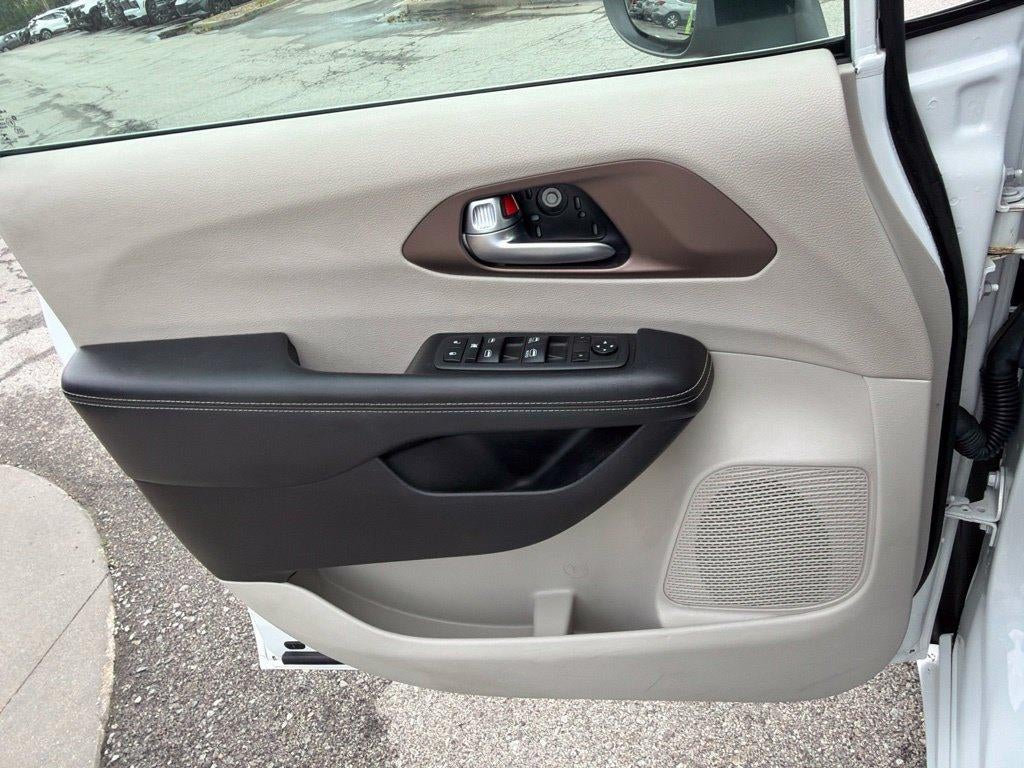 2022 Chrysler Voyager LX