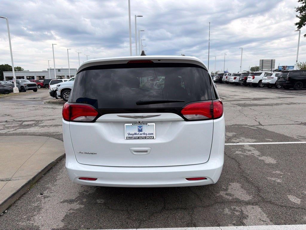 2022 Chrysler Voyager LX