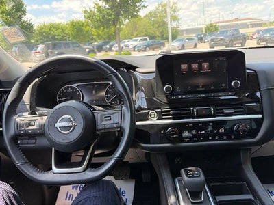 2022 Nissan Pathfinder SV