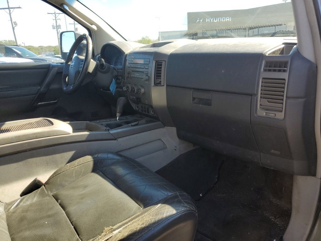 2004 Nissan Titan LE